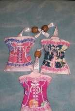 pochettes corsets en ith et porte clés