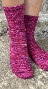 Crisscross Socks by Chit Chat Knits