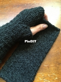 Finnegan Fingerless Mitts by Heather Bellringer