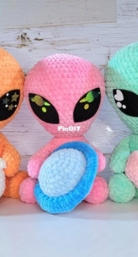 Hanner Gurumi - Twisted Roots Crochet - Hannah Harris - Cosmo the Alien