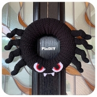 Laura Loves Crochet - Laura Sutcliffe - Halloween Spider Wreath