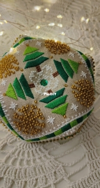 Christmas Tree Biscornu by Svetlana Yakovleva