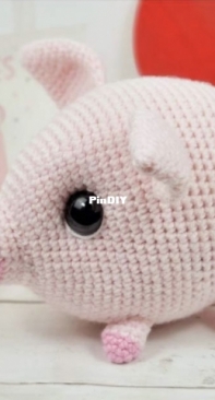 Sweet Oddity Art - Carolyne Brodie - Sweetie the Pig - Free