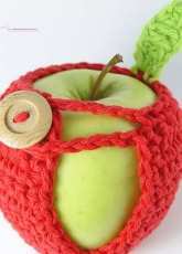 Unravel Me Designs -Theresa Grant- Adorable Apple Cozy / Adorable Apple Cosy