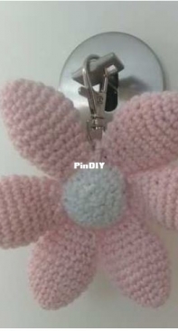 Haakwerkjes van Virginie - Virginie Delaere - Flower Keychain - Bloemen sleutelhanger - Dutch - FREE