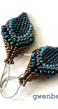 Petal Pendant and Earrings, Beaded with Cellini Peyote Stitch by gwenbeads