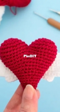 Little Crochet Farm - Ana Carolina Figueiredo - Heart with Wings - Free