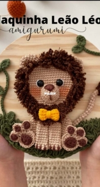 Pamela Barbosa dos Santos -  Pamela Barbosa Sprada  - Leo the  Lion Wooden Board - Plaquinha Leão Leo - Portuguese