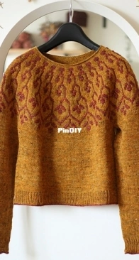 Nivalis pullover by Teti Lutsak - German, French, Italian