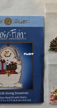 Mill Hill - Snow Fun Charmed Ornaments MH16-2136 Giving Snowman XSD