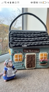 LauLovesCrochet - Laura Sutcliffe - Grandmas Mouse House