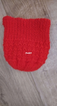 Baby hat in red acrylic
