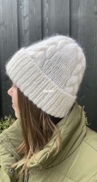 Aviaja hat by Nicoline Sofie knit-English