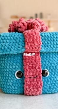 Little baby Rory Crafts - Big Christmas Present - English