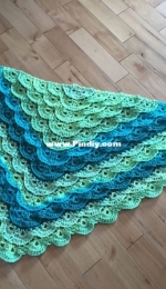 The Crochet Crowd - Laura Jean Bartholomew - Fluffy Merinque Shawl - Free
