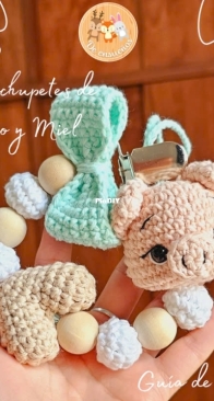 De Ensueños Crochet - María Celeste Bitiol - Coco and Miel pacifier holder - Portachupetes de Coco y Miel - Spanish
