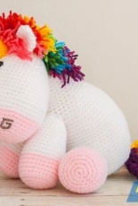 One Dog Woof-ChiWei Ranck-Rainbow Cuddles Crochet Unicorn Pattern-Portuguese