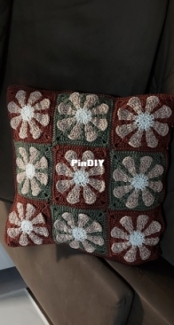 Crochet daisy pillow