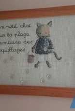 un petit chat sur la plage