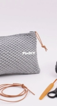 Hobbii  - Crochet Makeup Bag - Free