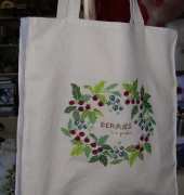 Kazuko Aiko -- Berries in a garden