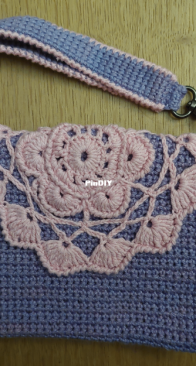 Octobre Rose wrist pouch