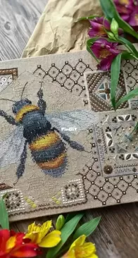Riznobarvna - Bee by Olya Remeza