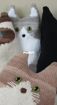 Cat pillows by Carolina Speek