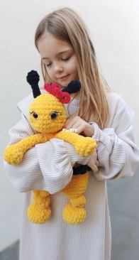 Mimi Magic Crochet Art - Monika Peshtani - Bee (lady)