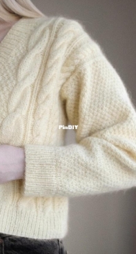 Fridag Cardigan (V-neck) by Enya Ødegaard - Aftenstrikk
