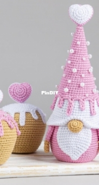 Mufficorn - Olga Chemerys - Gnome with muffin and heart