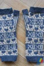 XOXO hearts mitts by Lea Bronnenkant /Lea67000 Designs