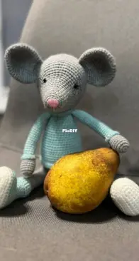A mouse in a sweater / Мишеня в светрі