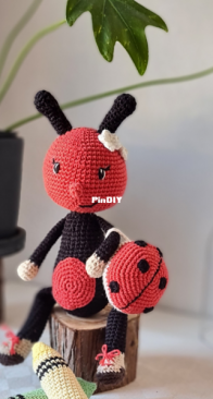 Virkat by By - Lizette - Miss Ladybug - Fröken Nyckelpiga - Swedish - Free