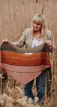 Nappe Shawl by Justyna Lorkowska