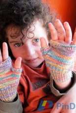 Adorable Kids Fingerless Gloves by Wei S. Leong / Kiwiyarns Knits-Free/
