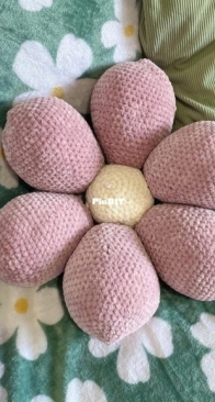 Vinans things _ crochet daisy flower pillow _ English