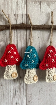 The Woolly Baa Designs - Linda Robinson - Toadstool Christmas Tree Decoration/keyring