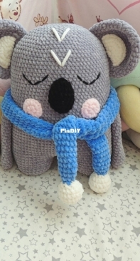 Crochet Story Shop - Liliya - Sleepy Pillow Koala - Almofa de Coala Sonolento - Portuguese - Translated