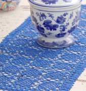 Coats & Clark LC2718 Sweet Clover Table Runner