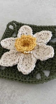 Made by Lisek - Anna Lisek - Daffodil Granny Square