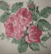 Cross stitch pillow with a big rose - Cojín de punto de cruz con una rosa