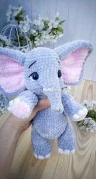 Krungnok Dream - Julia Kraft - Elephant crochet doll - English