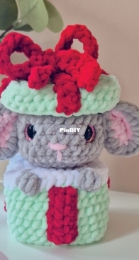Yarnsmiths - Eden Crochets - Eden Elizabeth - Festive Mouse - Free