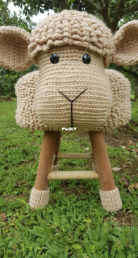Minky Amis - Silvia Montero - Banquinho Ovelha (Sheep Stool Cover) - Portuguese