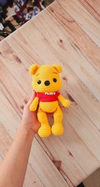 De Ensueños Crochet - María Celeste Bitiol - Set Winnie Pooh, the bear - Set Winnie Pooh, el oso, Manta de apego, Sonajero, Portachupetes, Lovey Blanket, Rattle, Pacifier Holder - Spanish