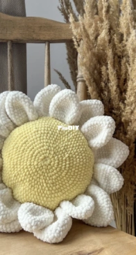 Ale Makaa - Ale Maka - Alemaka - Aleksandra Maka - Bigger Daisy Pillow