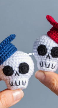 Mufficorn - Olga Chemerys - Keychains Graduation Skulls