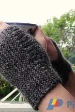 Easiest Wrist Warmer Gloves by Wei S. Leong / Kiwiyarns Knits-Free