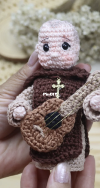 JuRibeiroCrochet - Ju Ribeiro - Juscelia de Fátima Ribeiro - Friar Gilson - Mini Friar Gilson - Frei Gilson - Mini Frei Gilson - Portuguese